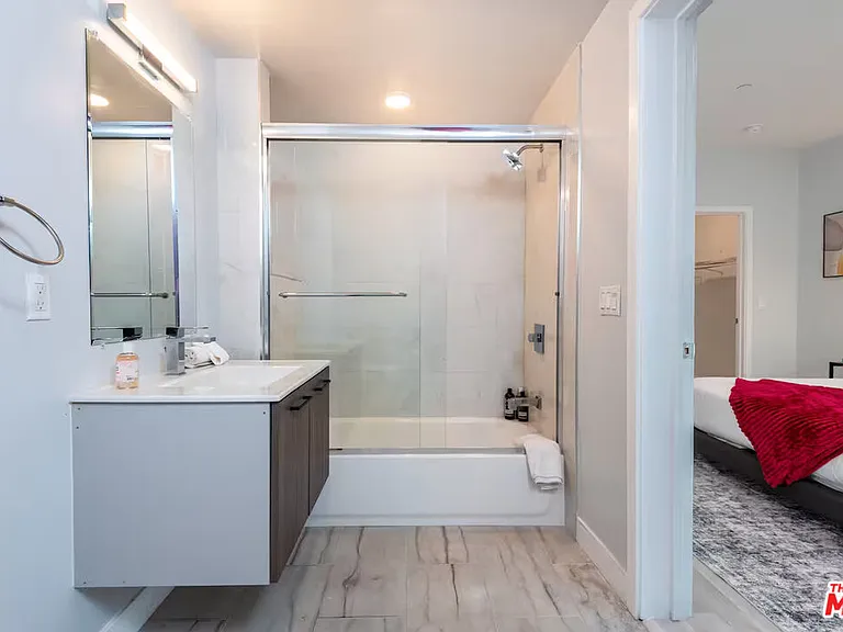 917 S Berendo St #303 — Photo 11