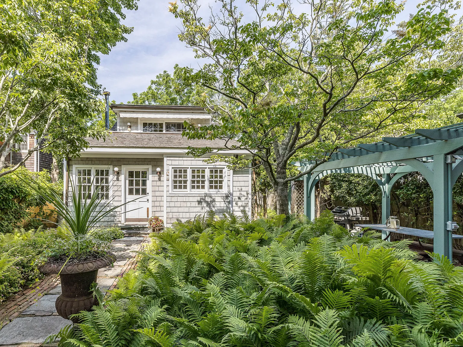 Garden Street Beauty in Sag Harbor Village — Photo 3