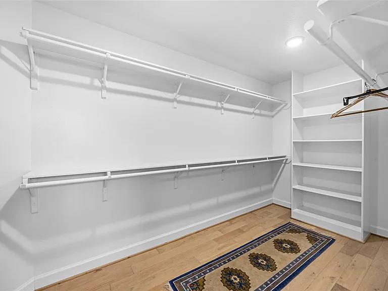 723 W 16th St — Photo 26