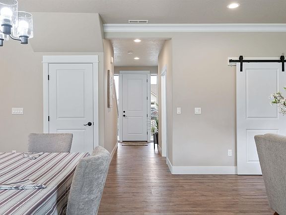 3rd image of 555 Summerview Ln