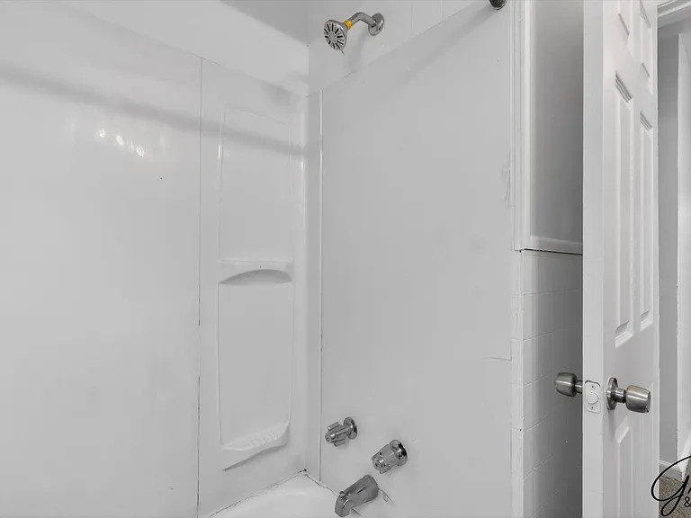 20259 Oakfield St — Photo 11