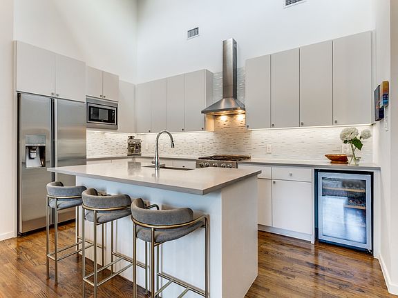 5th image of 2222 N Prairie Ave Unit 4