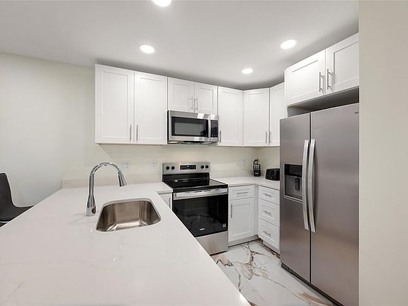 5th image of 240 Medallion Blvd APT A