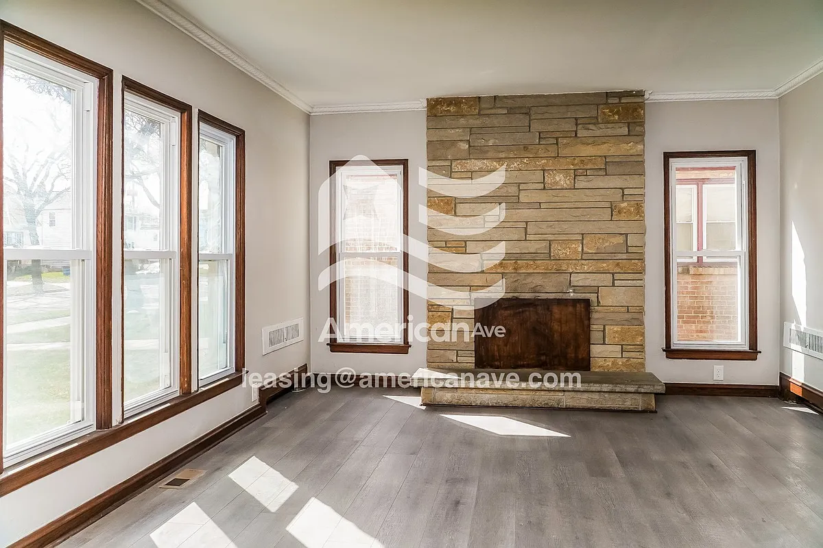 791539_002_living_room_13661753.jpg - 3147 N 49th St