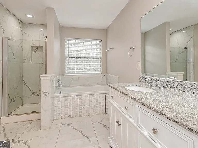 425 Village Bluff Dr — Photo 12