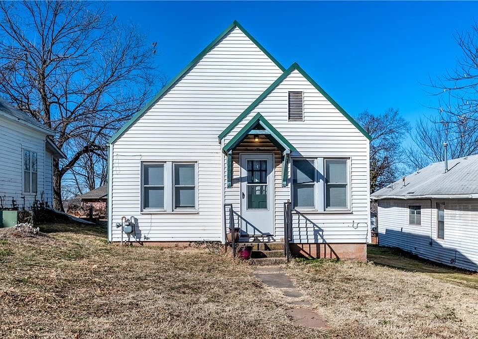 1st image of 319 Manvel Ave