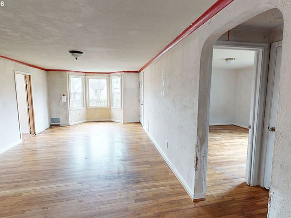 4th image of 870 Kelly Blvd