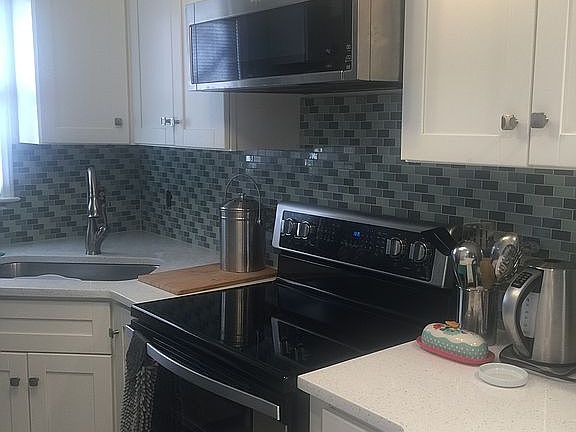 Quartz counter breakfast bar