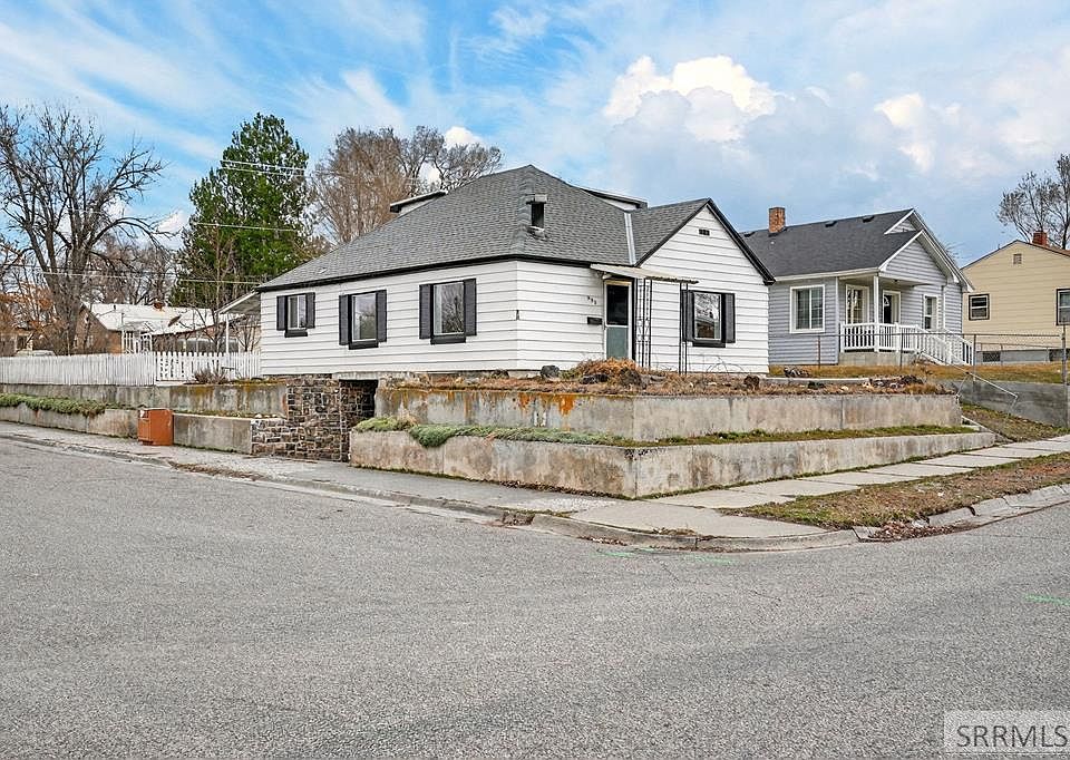1st image of 990 Ada Ave