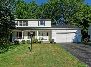 19 Lori Dr, Niskayuna, NY 12309