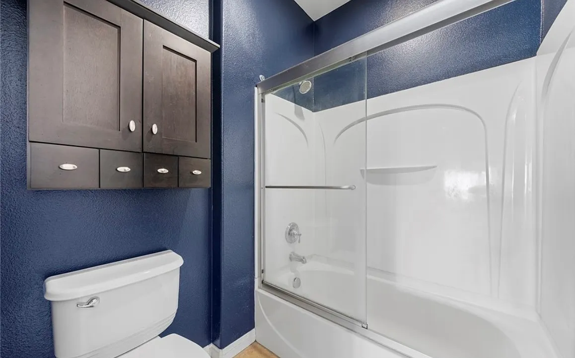 5 bed, 4100 sqft, $1,099 — Photo 3