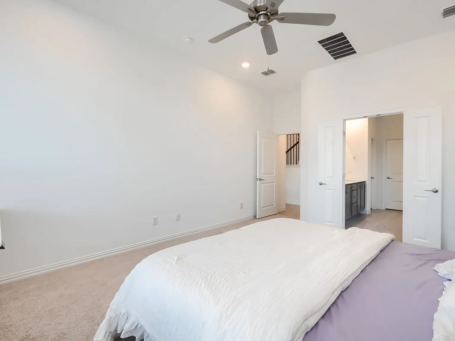 5 bed, 4.5 bath, 3398 sqft, $3,200 — Photo 2