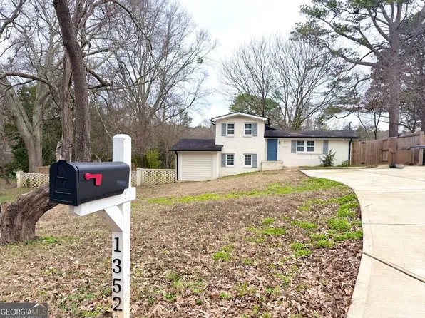 1352 N Hicks Cir NW, Conyers, GA 30012