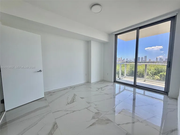16385 Biscayne Blvd #717 — Photo 28