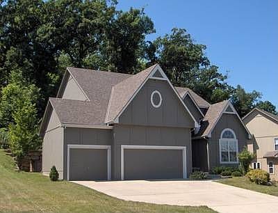 1st image of 517 NE Emerald Dr