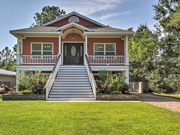 1009 Saint Joseph St, Waveland, MS 39576