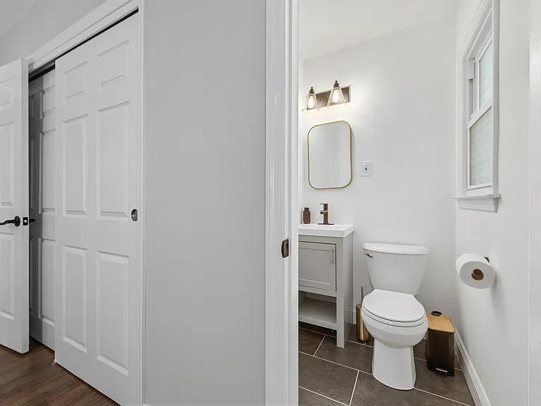 En suite half bathroom