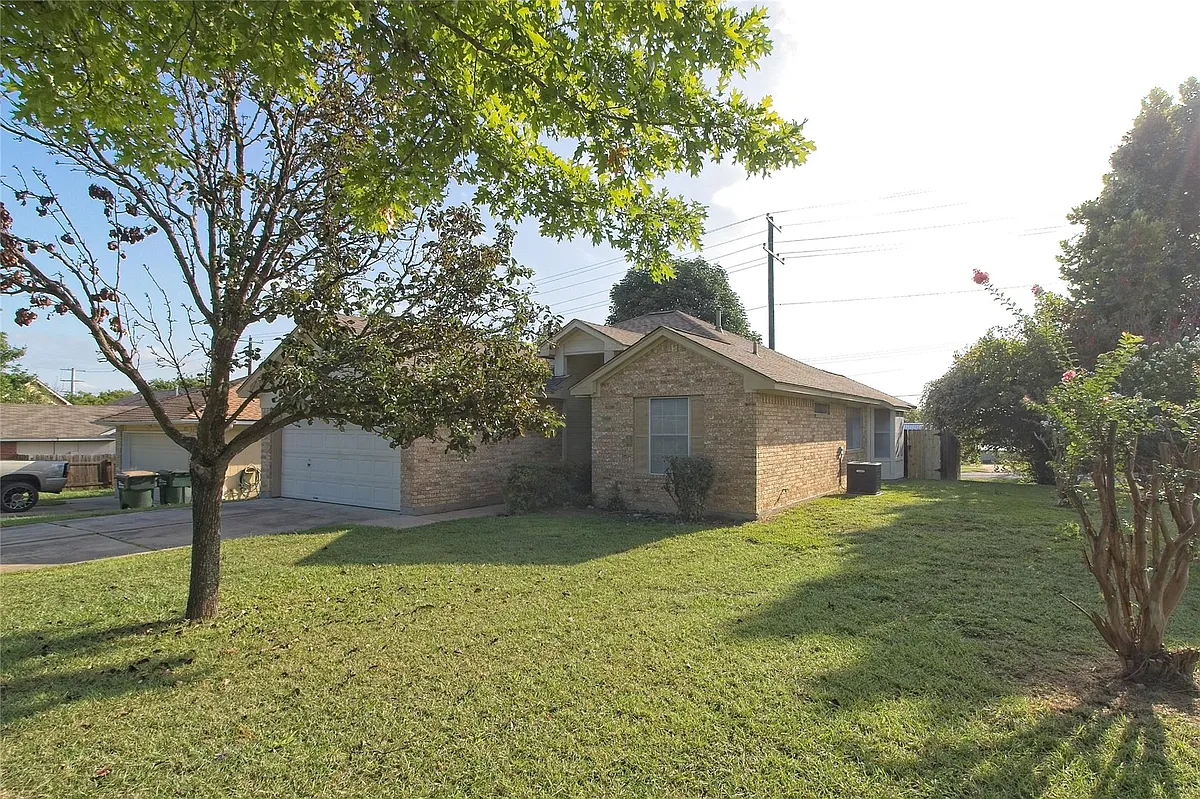 Building Photo - 300 Caladium Ct