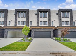 2738 Fleur Dr, Des Moines, IA 50321
