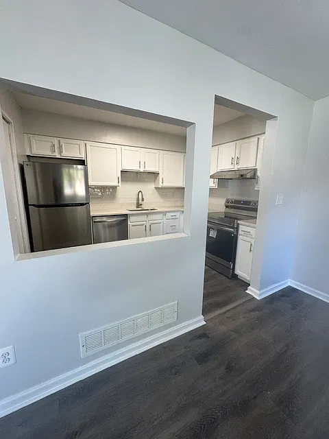 5 bed, 3.5 bath, 2072 sqft, $3,500 — Photo 4