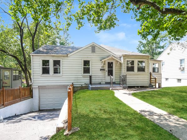 7046 Roslyn Dr