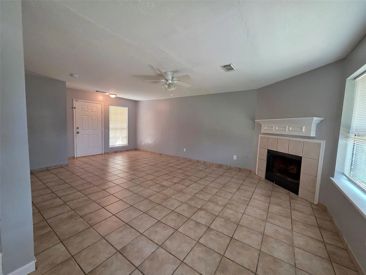 3 bed, 2.5 bath, 1546 sqft, $1,695 — Photo 2