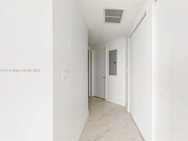 488 NE 18th St #3200 — Photo 2