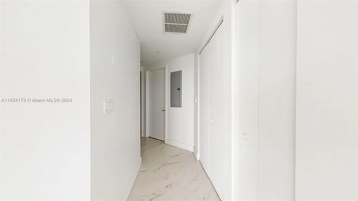 Building Photo - 488 NE 18th St #3200