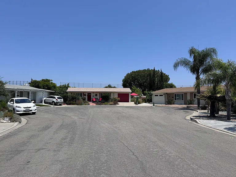 914 La Fiesta Way — Photo 3