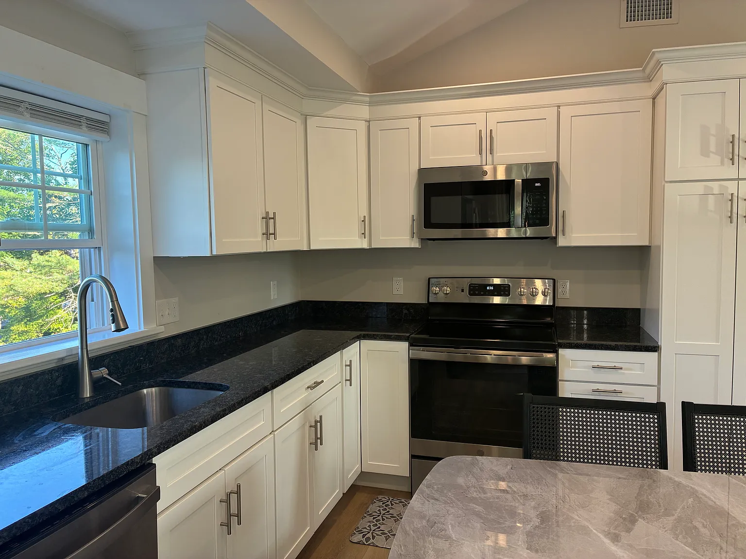 2 bed, 854 sqft, $3,800 — Photo 3