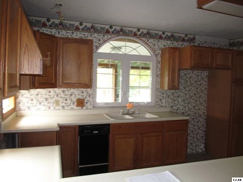 5th image of 202 Woodstock St