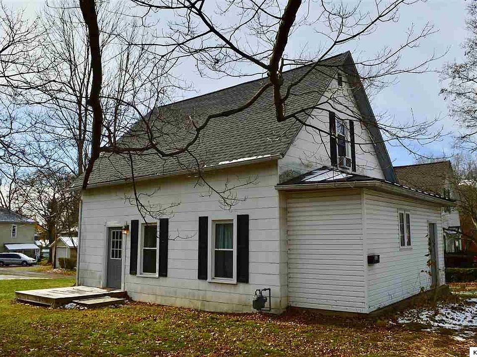 1st image of 112 E Curtis St