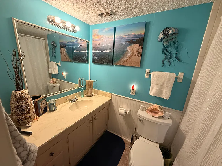 Main Bathroom, with tub