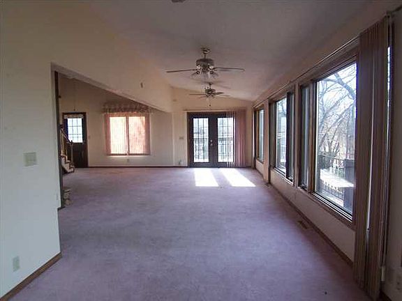 3rd image of 303 Woodridge Ct
