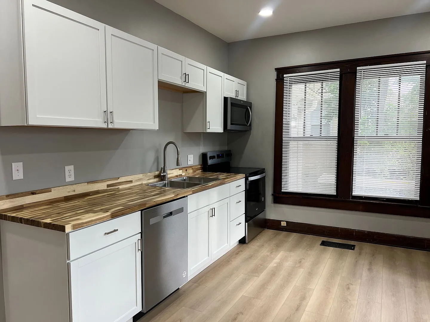*Available August 2027!* 5 bedroom house downtown!! Recently Renovated! — Photo 3