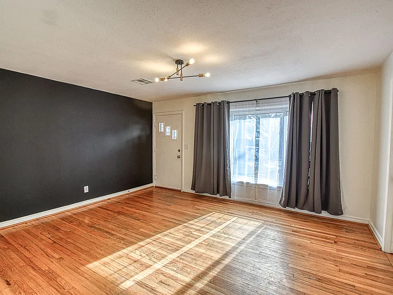 1117 Grover Ln — Photo 4
