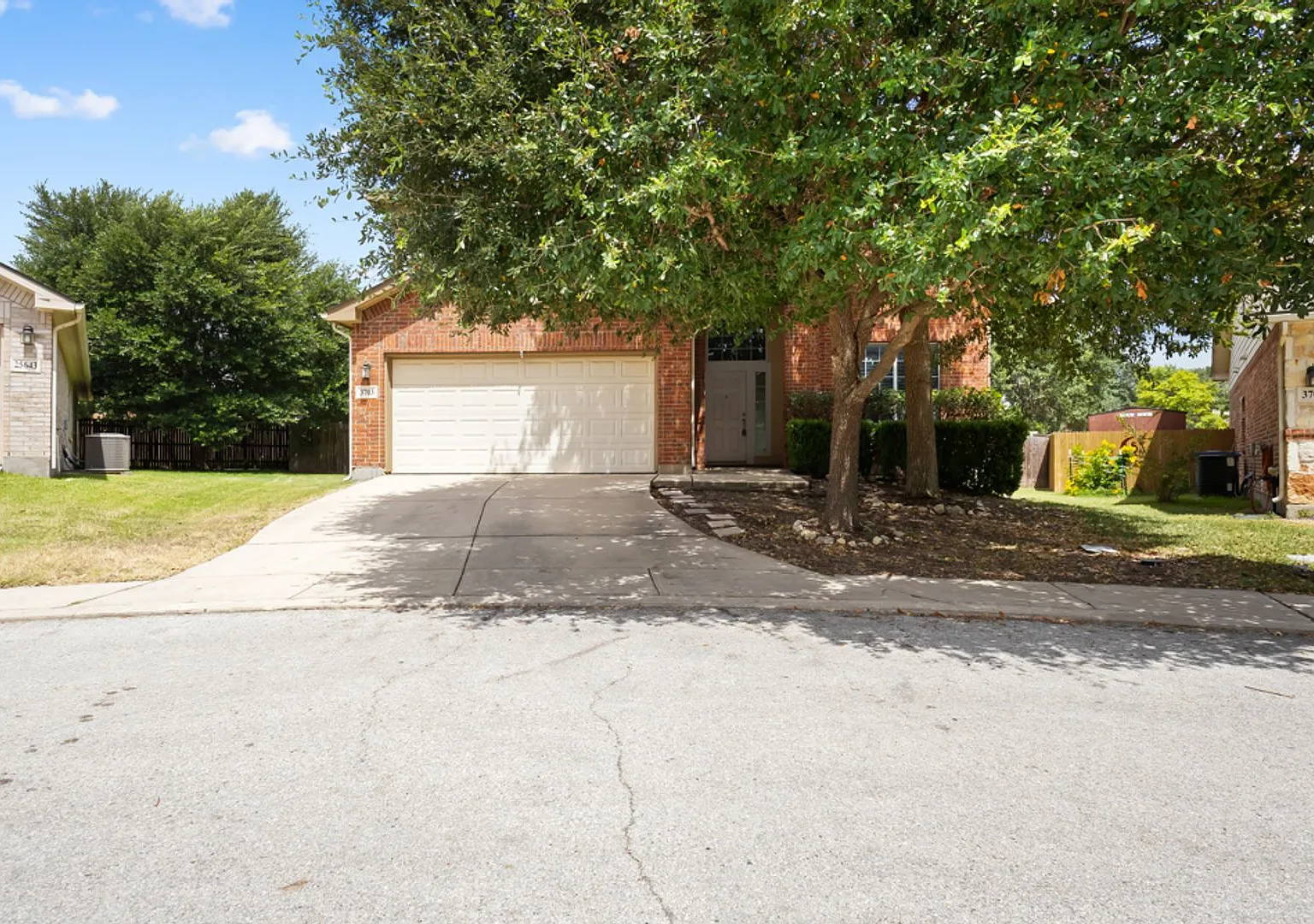 Charming Home Awaits: Spacious & in a Prime Location — Photo 3