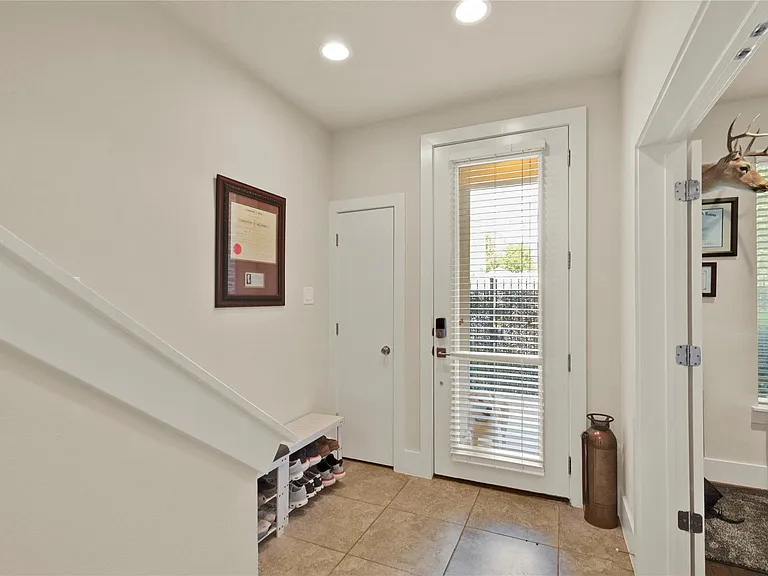 1413 Nagle St — Photo 5
