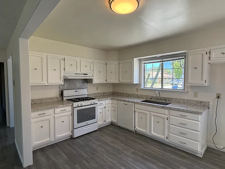 3179 Tevis Ave — Photo 3