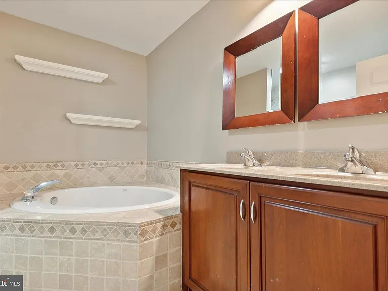 125 Vernon Ct — Photo 11