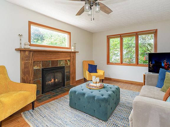 3rd image of 585 Mulberry Way N