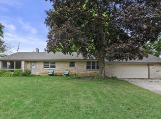 1400 S Sunny Crest Dr, New Berlin, WI 53146