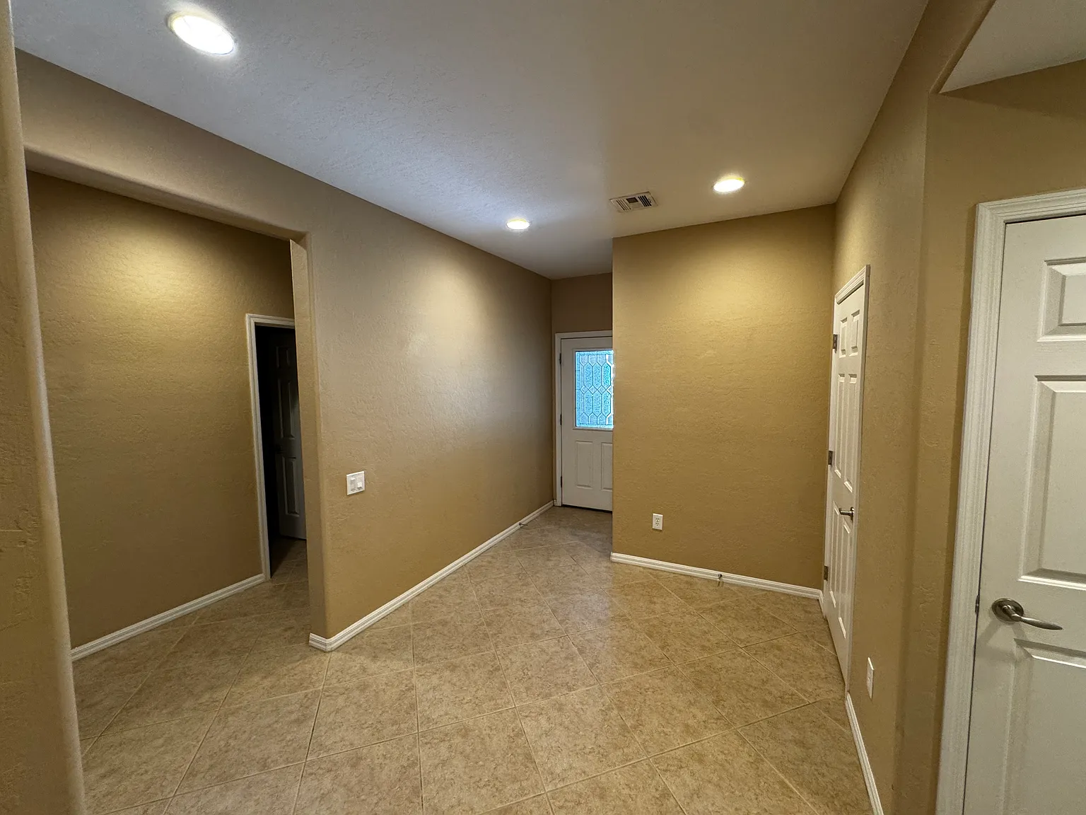 3 bed, 1918 sqft, $2,100 — Photo 4
