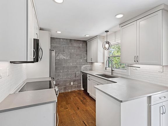 3rd image of 4984 Three Points Blvd