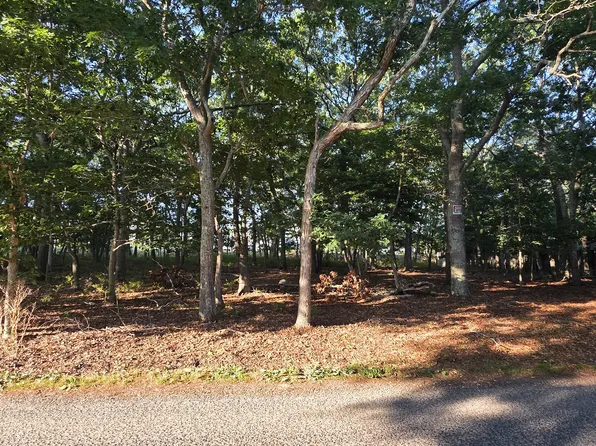 https://photos.zillowstatic.com/fp/39d22e55af5d2b4dffd026b6b3cf2713-p_e.webp