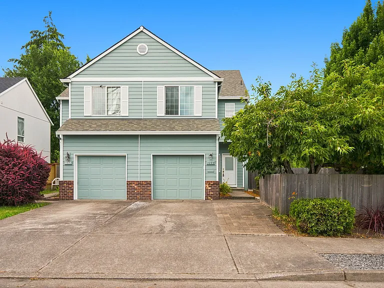 1499 NE Birkshire Ct — Photo 1