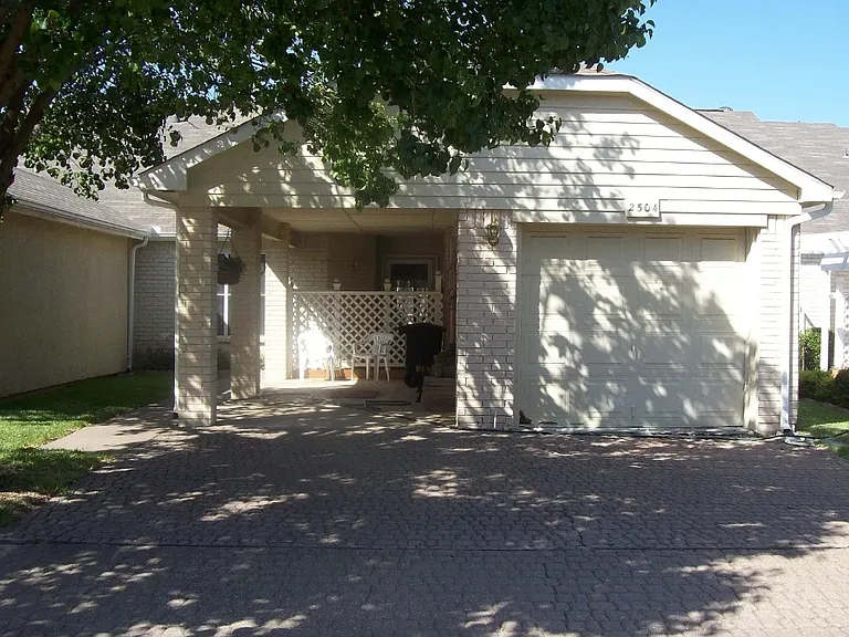 2504 Brook Hollow Ct — Photo 2