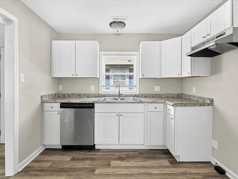 403 Spring Ct — Photo 4