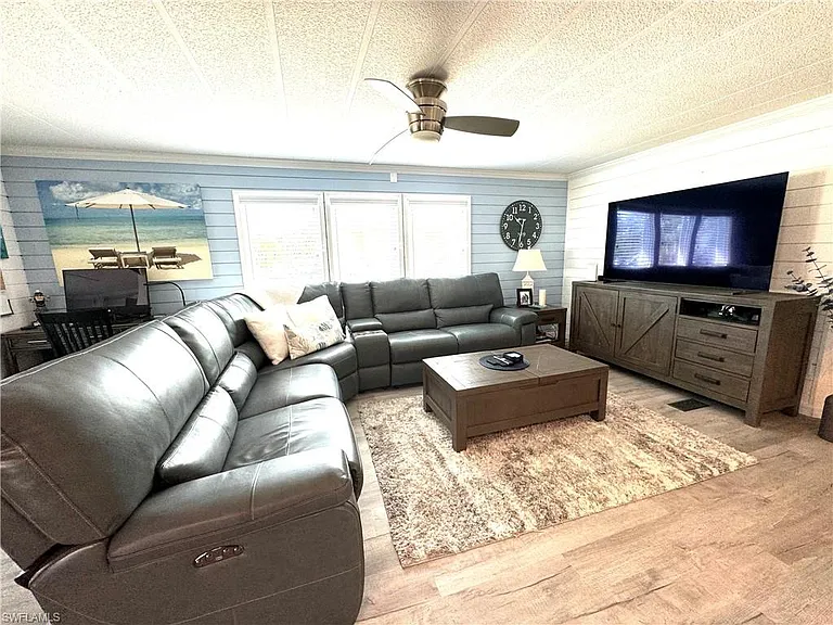 4700 Leilani Ln — Photo 27