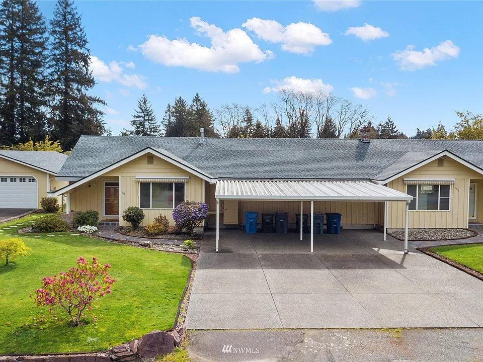 Very well maintained duplex on large lot.